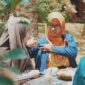muslim young women talking to each other
